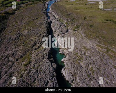 Die Cijevna Fluss, fließt durch Albanien und Montenegro für einige 64,7 Kilometer vor der Zusammenführung mit der morača. Stockfoto