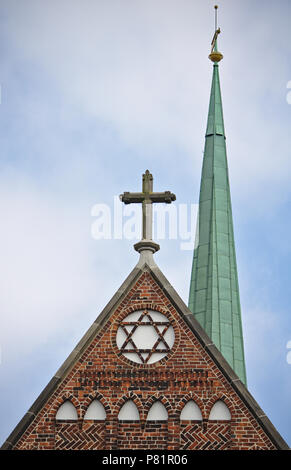 Kirche Giebel mit christlichen Kreuz über ein Davidstern mit schmalen, schlanken Turm im Hintergrund Stockfoto