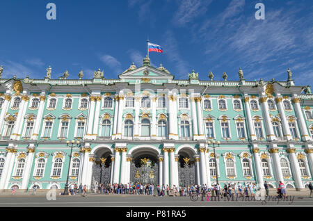 Touristen queuing das Winterpalais und die Eremitage in St. Petersburg eingeben Stockfoto