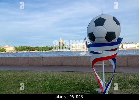 Fußball prop und Russische Fahne Farben durch den Fluss Neva in St. Petersburg zu markieren, um den FIFA-Weltpokal 2018 in dem Land gehalten. Stockfoto