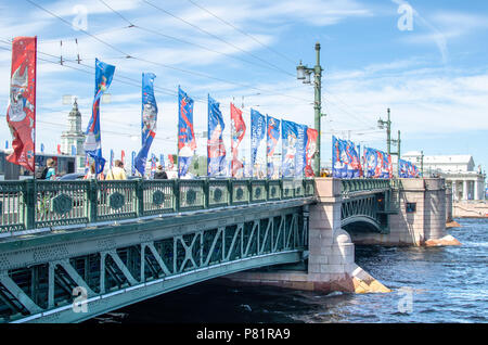 Offizielle FIFA WM 2018 Flaggen auf den Palast Brücke über den Fluss Neva in St. Petersburg, Russland Stockfoto