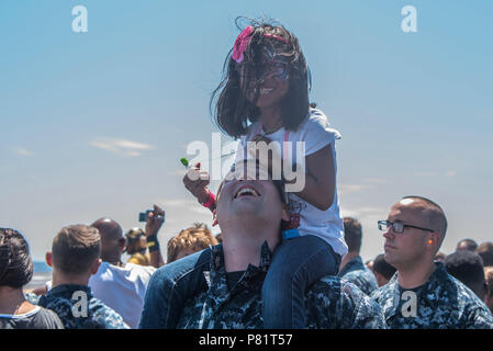 NORFOLK, Virginia (Aug. 21, 2016) Fachkraft für Lagerlogistik 1. Klasse Daniel Loufus und seine Tochter posieren für ein Foto auf dem Flugdeck der Flugzeugträger USS Harry S. Truman (CVN 75). Truman ist derzeit eine Freunde und Familie Tag der Kreuzfahrt, ein ganztägiges Ereignis, die Segler die Möglichkeit, ihre Arbeit zu präsentieren und die Erfahrung des Lebens auf See teilen Hosting. Stockfoto