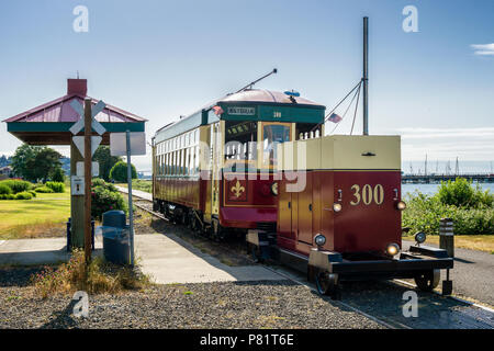 Astoria Alt 300 Riverfront Trolley gestoppt am Bahnhof, Astoria, Oregon, USA. Stockfoto