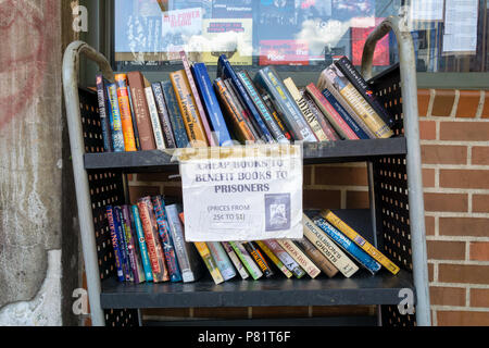 Reihen von billig Bücher ein metallischer Bücherregal Bücher zu Gefangenen, Seattle, USA zu profitieren. Stockfoto