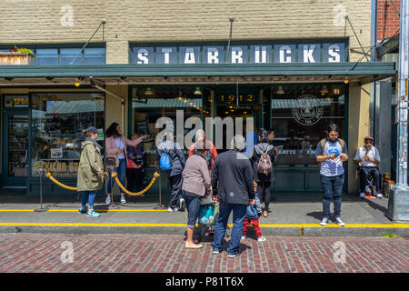 Die Pike Place Starbucks Store, auch genannt das Original Starbucks, der erste Store 1971 erbaut und touristische Attraktion von Seattle, WA. Stockfoto