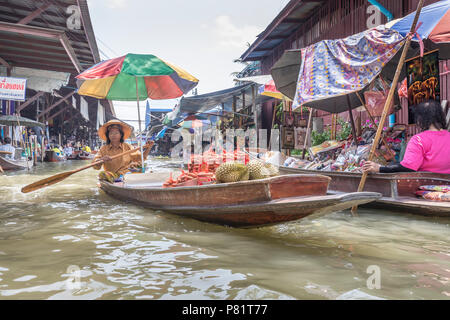 Frau Verkauf von Speisen vom Boot, Tha Kha schwimmenden Markt, Thailand Stockfoto