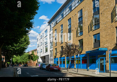 Moderne Gebäude entlang die Old Montague Street im East End von London, Großbritannien Stockfoto