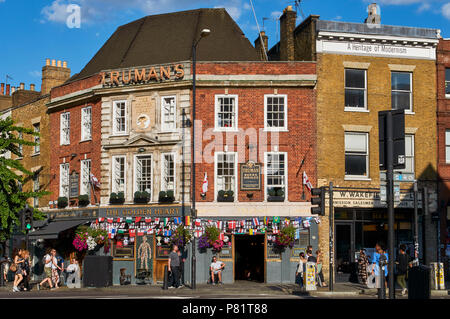 Das Goldene Herz Public House in Spitalfields, East London UK, mit Fußgängern, und flags feiern die 2018 World Cup Stockfoto