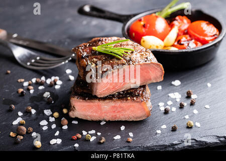 In der Nähe von steak Top Blade rösten Medium bereit auf dunklem Stein zu essen Stockfoto