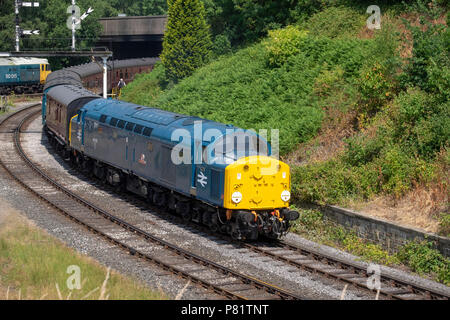 Dieselmotor zieht Personenzug Stockfoto