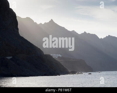 Teneriffa, Kanarische Inseln - Parc Naturel de Anaga, Taganana, Norden und Osten der Insel. Die Küste von Roque de las Bodegas. Stockfoto