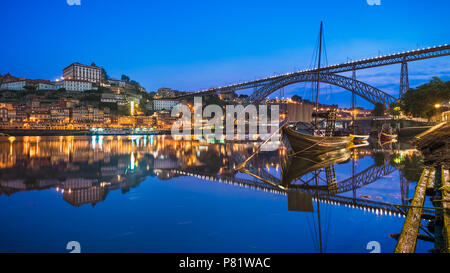 Historische Stadt Porto, Portugal in der Nacht mit dem Dom Luiz Brücke Stockfoto