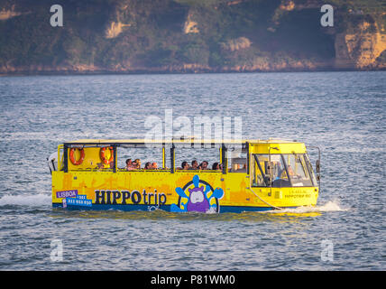 Gelbe Amphibien-Hippotrip-Bus kreuzt den Tejo mit Touristen, Lissabon, Portugal Stockfoto