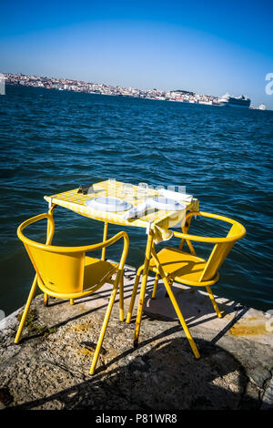 Lissabon, Portugal. Erholung am Fluss Targus im Restaurant Ponto Final in Almada Stockfoto