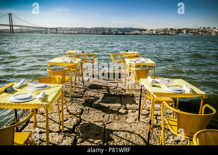 Lissabon, Portugal. Erholung am Fluss Targus im Restaurant Ponto Final in Almada Stockfoto