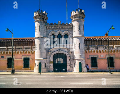 Streckes neogotisches Eingangstor der Cadeia de Lisboa (Lisbons zentrale Strafanstalt) im Stadtteil Campolide Stockfoto