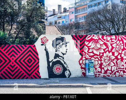 Rosen-Soldaten-Mural, Tribut an die Nelkenrevolution 1974, Straßenkunst-Mural, Lissabon, Portugal Stockfoto