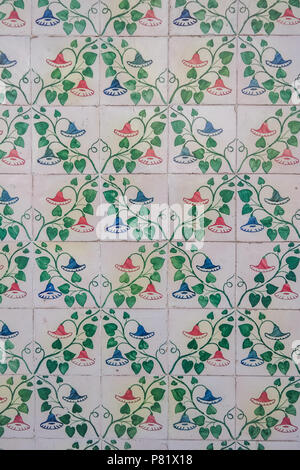 Portugiesische Azulejo-Fliesen, Blumenranken-Muster in Blau, Grün und Rosa, traditionelles Fayence-Muster Stockfoto