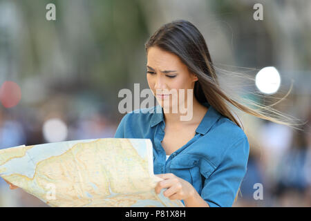 Verwirrt verloren touristische Lesen einer Karte Suche Lage auf einer Straße der Stadt Stockfoto