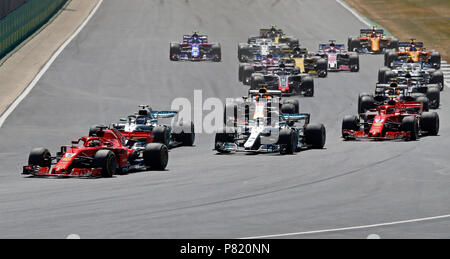 Ferrari's Sebastian Vettel führt in der ersten Kurve während des Grand Prix von Großbritannien 2018 in Silverstone Circuit, Towcester. Stockfoto