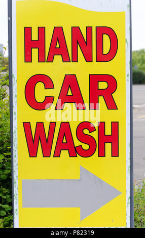 Ein Schild mit einem Pfeil, der auf den Weg zeigt, Großbritannien Stockfoto