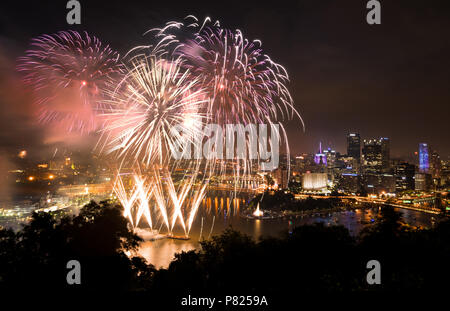 Feuerwerk über Pittsburgh für Tag der Unabhängigkeit Stockfoto