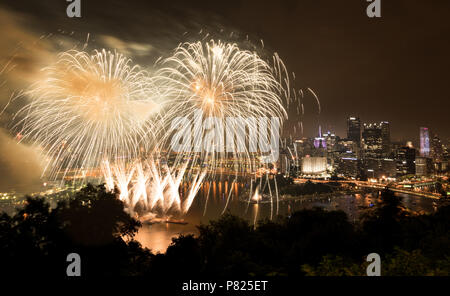 Feuerwerk über Pittsburgh für Tag der Unabhängigkeit Stockfoto