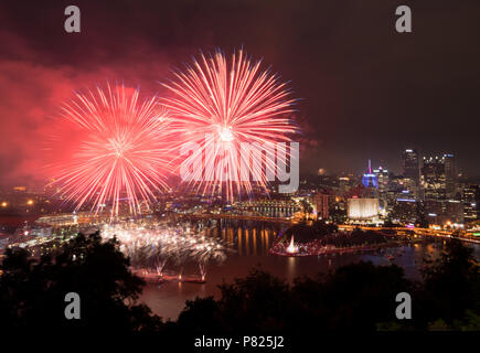 Feuerwerk über Pittsburgh für Tag der Unabhängigkeit Stockfoto