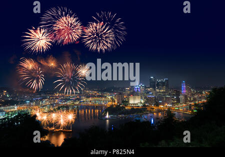 Feuerwerk über Pittsburgh für Tag der Unabhängigkeit Stockfoto