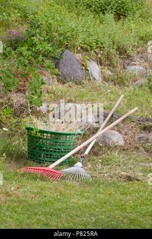 Die Gartenarbeit hat einen Bruch und eine volle Garten Warenkorb warten können 2018 Stockfoto