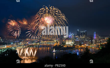 Feuerwerk über Pittsburgh für Tag der Unabhängigkeit Stockfoto
