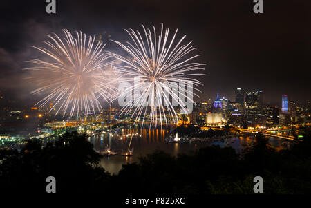Feuerwerk über Pittsburgh für Tag der Unabhängigkeit Stockfoto