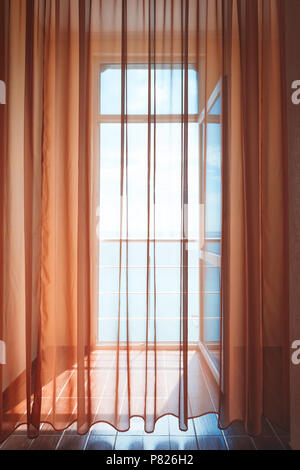 Hotel Zimmer mit Meerblick Haus in der Nähe von Meer in der Lage auf der Insel. Fenster mit Blick auf den Ozean. endlose Weite des Meeres. Romantische h Ort Stockfoto