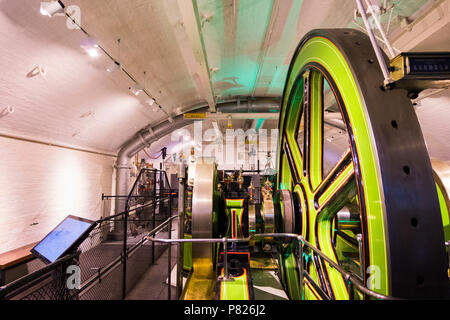 LONDON - 09 Juni 2013: Victorian Motor Zimmer, in denen sich die Kohle angetriebene Motoren einmal power Brücke Aufzüge verwendet. Innerhalb der Tower Bridge. London, U Stockfoto