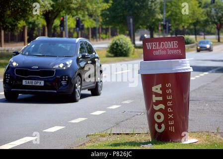 A82 A82 Costa Coffee espresso riesigen Kaffee Tasse fahren Autobahn Road Stop über Einschlafen am Steuer Stockfoto