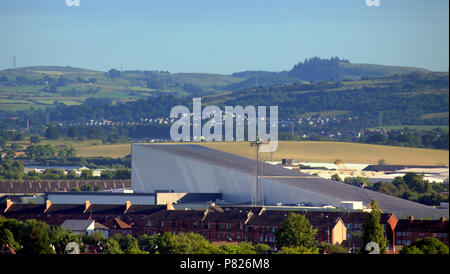 Südlich der Stadt Blick von Xscape Braehead Shopping Center und im Süden der Stadt von Scotstoun, Barrhead und Neilston mit dem Pad Hügel an der Rückseite Stockfoto