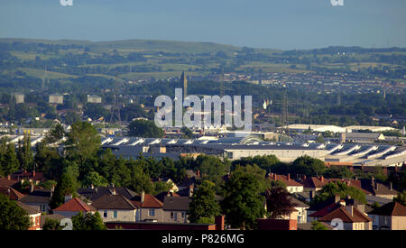 Südlich der Stadt Blick auf Braehead Einkaufszentrum im Süden der Stadt von Scotstoun, Barrhead an der Rückseite des alten Leverndale Krankenhaus Wasserturm Stockfoto