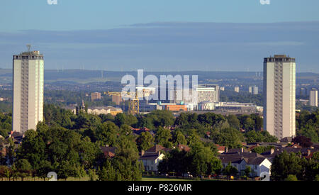 Im Süden der Stadt und das Clyde titan Kran mit Türmen von scotstoun und die Queen Elizabeth university hospital in Govan von scotstoun Stockfoto