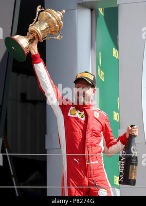 Ferrari's Sebastian Vettel feiert seinen Sieg im Grand Prix von Großbritannien 2018 in Silverstone Circuit, Towcester. Stockfoto