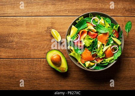 Frischer grüner Salat mit geräuchertem Lachs und Avocado Stockfoto