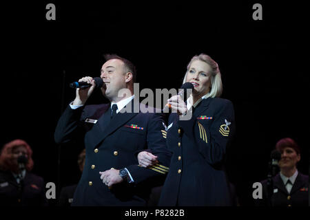 ALBANY NEW YORK (11. April 2016) Chief Musiker Beth Revell und Musiker 1. Klasse Michael Webb ein Duett mit der Sea Chanters chorus durchführen. Die Sea Chanters sind auf einer 22-tägigen Reise durch den Nordosten der Vereinigten Staaten. Stockfoto