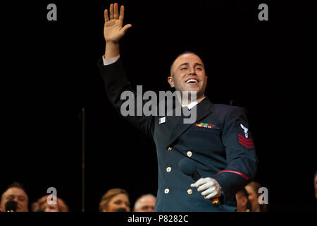 ALBANY NEW YORK (11. April 2016) Musiker 1. Klasse Dennys Moura Zugriffe Publikum Teilnahme am Palace Theatre. Die Sea Chanters sind auf einer 22-tägigen Reise durch den Nordosten der Vereinigten Staaten. Stockfoto