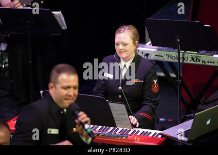 RUTLAND, VT (12. April 2016) Chief Musiker Caroline Evans führt am Klavier während der Sea Chanters" Konzert im Paramount Theater. Die Sea Chanters sind auf einer 22-tägigen Reise durch den Nordosten der Vereinigten Staaten. Stockfoto