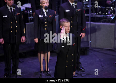 RUTLAND, VT (12. April 2016) Associate Soldaten Dirigent, Musiker 1. Klasse Adam Whitman begrüßt Veteranen im Publikum während der 'Armed Services Medley." Die Sea Chanters sind auf einer 22-tägigen Reise durch den Nordosten der Vereinigten Staaten. Stockfoto