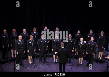 RUTLAND, VT (12. April 2016) Die US-Marine Band Sea Chanters chorus führt "Lass es sein, Frieden auf Erden" bei ihrem Konzert im Paramount Theater. Die Sea Chanters sind auf einer 22-tägigen Reise durch den Nordosten der Vereinigten Staaten. Stockfoto