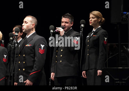 GLASTONBURY, CT (13. April 2016) Musiker 1. Klasse Robert Kurth, Mitte, singt ein Solo bei einem Konzert in Glastonbury High School. Die Sea Chanters sind auf einer 22-tägigen Reise durch den Nordosten der Vereinigten Staaten. Stockfoto