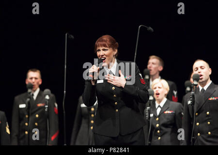 GLASTONBURY, CT (13. April 2016) Musiker 1. Klasse Maia Rodriguez, Alto, singt Rüstung und Rumpf der "Freiheit" während der patriotischen Teil ihrer Konzert in Glastonbury High School. Die Sea Chanters sind auf einer 22-tägigen Reise durch den Nordosten der Vereinigten Staaten. Stockfoto