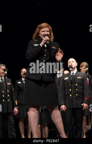 GLASTONBURY, CT (13. April 2016) Alto Sänger Chief Musiker Rachel Sarracco ist in einem Medley von Songs aus den 60er Jahren. Die Sea Chanters sind auf einer 22-tägigen Reise durch den Nordosten der Vereinigten Staaten. Stockfoto