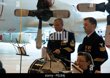 PATUXENT RIVER, MD (14. April 2016) Senior Chief Musikers Curt Duer, Links, und Musiker 1. Klasse Chris DeChiara, rechts, am Schlagzeug, wie die US-Marine zeremonielle Band Ausführen zeremonielle Musik während der Änderung des Befehls und Ruhestand Zeremonie der kommandierende Offizier an der Naval Air Station Patuxent River, Kapitän Heidi ein Fleming. Eine Tradition, die Änderung des Befehls inspiriert, der Stabilität und der reibungslosen Übertragung der Autorität, wobei die volle Verantwortung und Rechenschaftspflicht zwischen zwei Marineoffiziere übertragen wird. Stockfoto