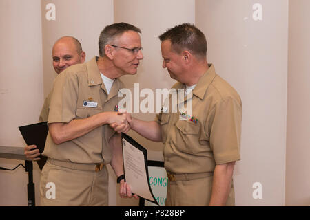 WASHINGTON (10. Mai 2016) Captain Ken Collins, kommandierender Offizier der United States Navy Band, gratuliert der Master Chief Musiker Matt Neff an seinem frocking Zeremonie. Stockfoto